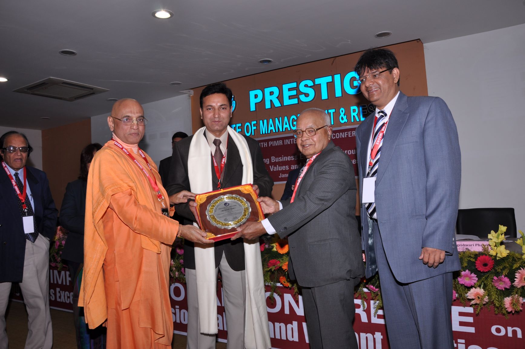 Mr. Sanjeev Arora, General Manager, Reliance Industries Ltd. receiving PIMR Outstanding Alumnus Award' January 2013